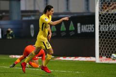 Edinson Cavani slaví třetí gól Paris St. Germain v síti Angers