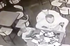 Muž se dusil jídlem. Policista ho zachránil Heimlichovým chvatem