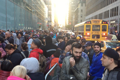 Apple začal prodávat iPhone X. Čekaly na něj davy lidí