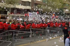 Katalánci vyšli do ulic. Za nezávislost stávkují dělníci i fotbalové hvězdy