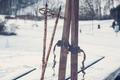 staré lyže a hůlky ilustrační foto