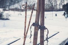staré lyže a hůlky ilustrační foto