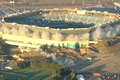 Výbuch a nic. Obrovský fotbalový stadion přežil řízenou demolici