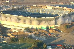 Výbuch a nic. Obrovský fotbalový stadion přežil řízenou demolici