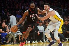 James Harden obchází Larryho Nance jr. z Los Angeles Lakers
