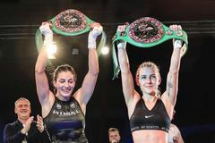 Lucie Sedláčková a Fabiana Bytyqi se svými mistrovskými pásy