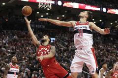 Tomáš Satoranský (vpravo) blokuje Freda VanVleeta z Toronta