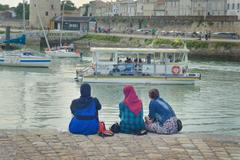 Muslimské ženy s hidžáby před jachtami ve Francii.