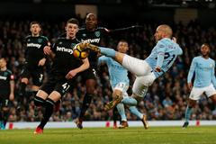 David Silva dává gól Manchesteru City v utkání s West Hamem