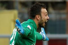 Brankář Beneventa Alberto Brignoli slaví svůj gól do sítě AC Milán