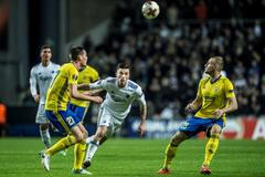 Benjamin Verbič z FC Kodaň se snaží protáhnout mezi zlínskými zadáky Ondřejem Bačem (vlevo) a Milošem Kopečným.