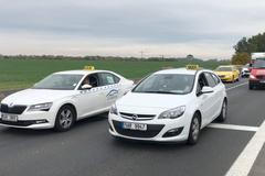 Pražští taxikáři blokují dopravní tepny na letiště, usměrňují je policisté