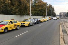 Taxikáři si před protestní jízdou na pražské letiště dali sraz na Evropské ulici