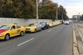 Taxikáři si před protestní jízdou na pražské letiště dali sraz na Evropské ulici