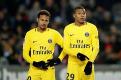 Zklamané útočné duo Neymar (vlevo) a Kylian Mbappé po prohře Paris St. Germain se Štrasburkem
