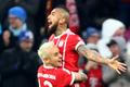 Arturo Vidal (nahoře) slaví s Rafinhou první gól Bayernu proti Hannoveru