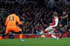 Petr Čech inkasuje v zápase s Manchesterem United první gól