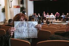 Obrazem: Primátorka Ústí se svým "ufony" brojí proti parazitům. Notuje si s Vandasem