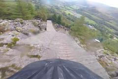 Šílená trať na horském kole. Podívejte se na jeden z nejtvrdších sjezdových závodů na světě