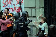 Španělská policie brání katalánskému referendu silou, zraněno je přes 300 lidí