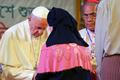 Papež František se v Bangladéši setkal s Rohingy.