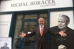 Michal Horáček v místě, kde má své kontaktní centrum pro lidi