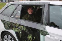 Armáda vyrazila lovit rekruty polepenými Fabiemi. Motivem je maskovací síť