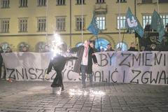 Pálení figuríny Žida v Polsku listopad 2015