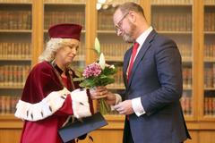 Foto: Dvanáct nových rektorek a rektorů převzalo dekrety. Poprvé bez prezidenta