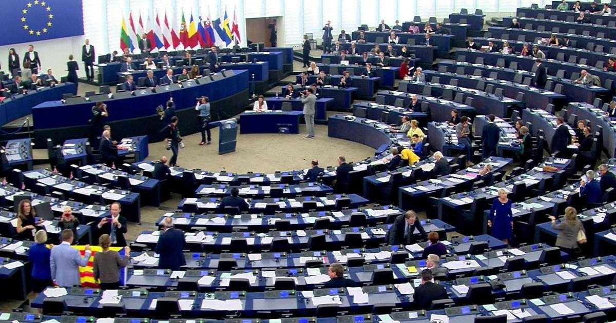 Účinná zbraň, nebo továrna na fráze? Europoslanci volají po akčnějším parlamentu