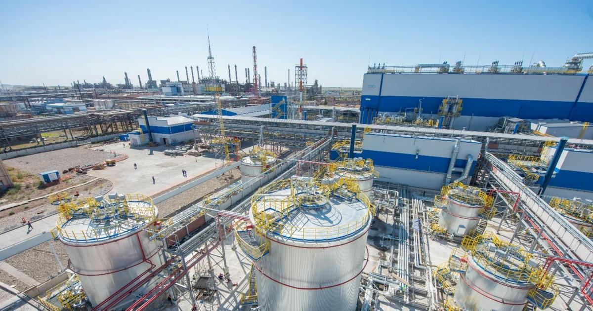 Může Rusko díky dražší ropě ještě přidat ve válce? Expert mluví o největším problému