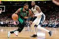 Kyrie Irving, nejlepší střelec Bostonu, proniká kolem Willa Bartona z Denveru