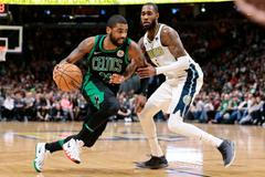 Kyrie Irving, nejlepší střelec Bostonu, proniká kolem Willa Bartona z Denveru