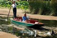 Caroline Wozniacká, nová tenisová jednička, svezla trofej pro vítězku Australian Open gondolou v botanické zahradě v Melbourne