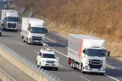 Japonci jako první na světě vyjeli na silnici s konvojem samořiditelných kamionů