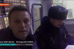 Záběry ze zadržení Alexeje Navalného. Ruští policisté ho zadrželi na demonstraci k bojkotu voleb