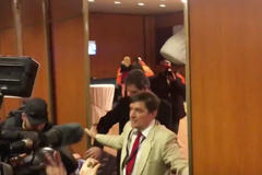 Ostraha ve štábu Miloše Zemana: Novináři sem půjdou jen přes moji mrtvolu