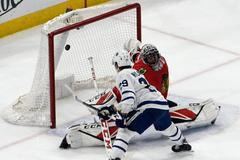 Útočník Toronta William Nylander proměňuje trestné střílení v prodloužení duelu s Chicagem