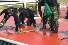 Indonéští vojáci překvapili Američany. Na přehlídce rozbíjeli hlavou cihly a chytali jedovaté hady