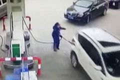 Řidič nováček zranil pracovnici benzínové pumpy. Zapomněl na pistoli v nádrži a odjel