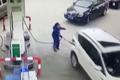 Řidič nováček zranil pracovnici benzínové pumpy. Zapomněl na pistoli v nádrži a odjel