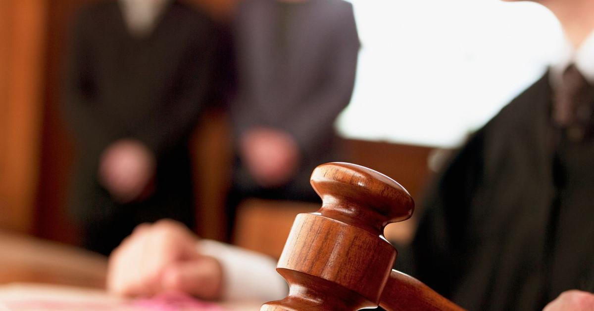 Strážníci nechali opilce v garážích, pak ho přejelo auto. Soud je potrestal pokutou