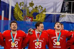 Sergej Širokov, Alexej Marčenko a Bogdan Kiselevič zpívají ruskou hymnou po vítězném finále s Německem na ZOH 2018