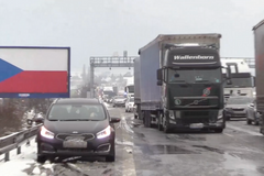 Sněhová kalamita zasáhla i dálnici D10