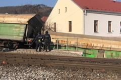 V Radotíně vykolejil vlak. Mimo koleje je dvacítka vagonů