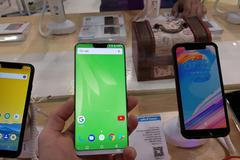 Čínské šílení. Vystavili jednu napodobeninu iPhonu X vedle druhé