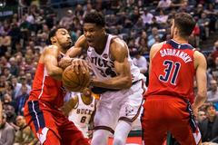 Giannis Antetokounmpo a Tomáš Satoranský