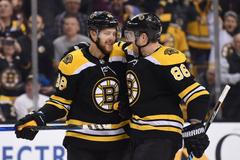 Útočník Bostonu David Pastrňák (vlevo) přijímá od Kevana Millera gratulace k jednomu ze svých dvou gólů do sítě Pittsburghu