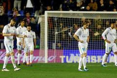Zklamání fotbalistů Realu Madrid po druhém gólu Levante