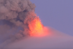 Filipínská sopka Mayon chrlí lávu a popel. Úřady evakuovaly 40 tisíc lidí